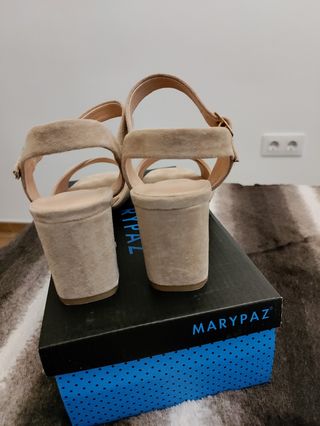 Zapatos de antelina nuevos.