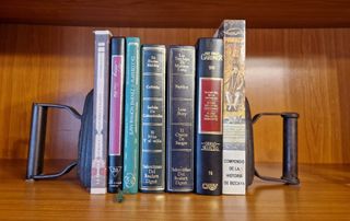 Sujeta libros con antiguas planchas de hierro