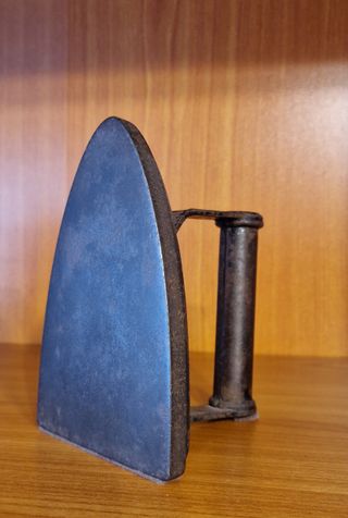 Sujeta libros con antiguas planchas de hierro