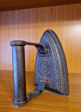 Sujeta libros con antiguas planchas de hierro