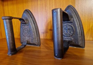 Sujeta libros con antiguas planchas de hierro