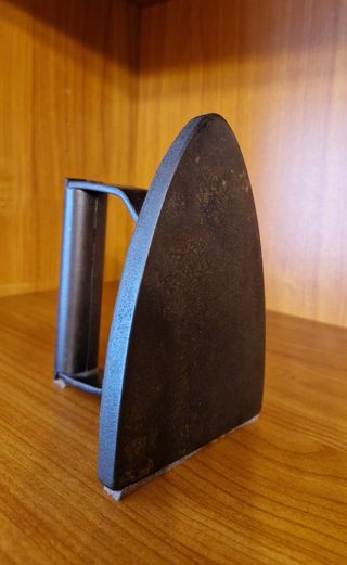 Sujeta libros con antiguas planchas de hierro