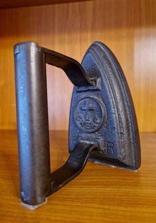 Sujeta libros con antiguas planchas de hierro