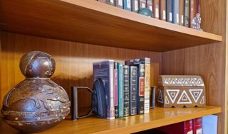 Sujeta libros con antiguas planchas de hierro