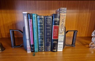 Sujeta libros con antiguas planchas de hierro