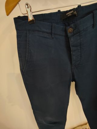 Pantalón de pinzas azul marino de Mango talla 40