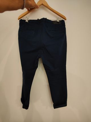 Pantalón de pinzas azul marino de Mango talla 40