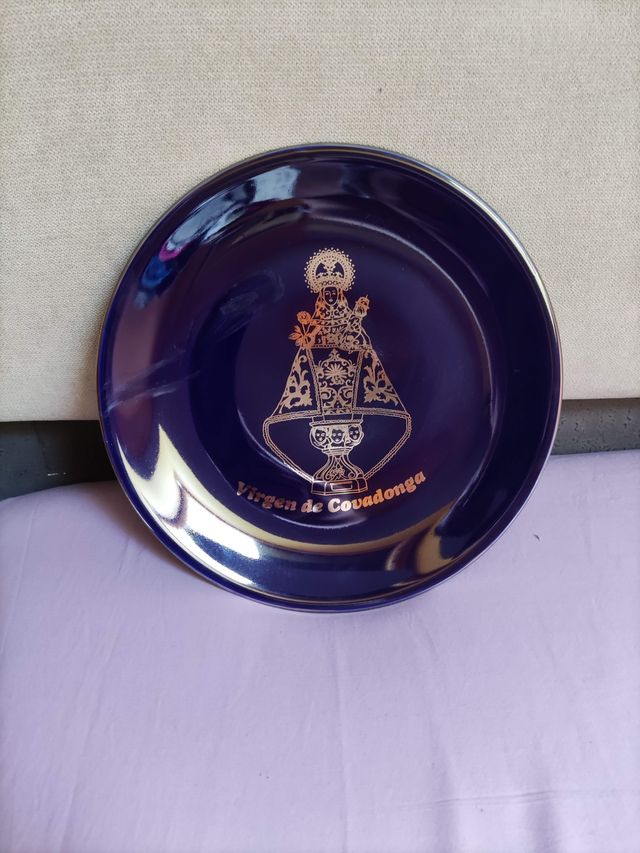 Plato y soporte de cerámica y plata.