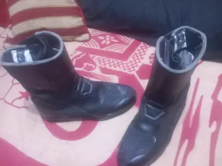 traje moto con casco, botas y guantes