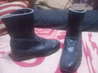 traje moto con casco, botas y guantes