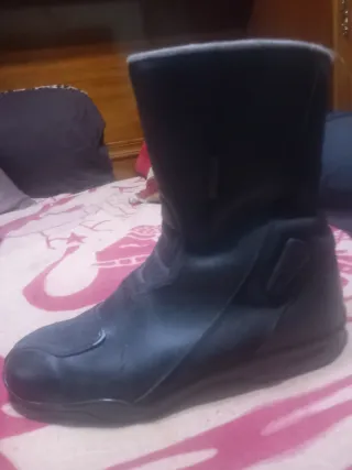 traje moto con casco, botas y guantes