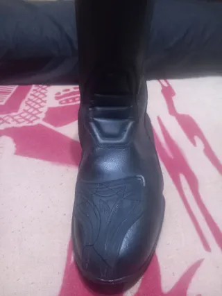 traje moto con casco, botas y guantes