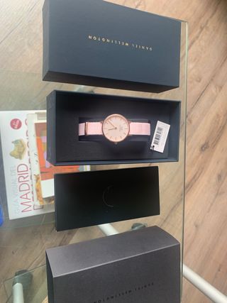 NUEVO POR ESTRENAR. Reloj Daniel Wellington. 28mm