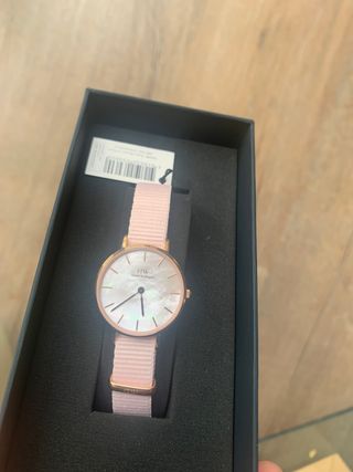 NUEVO POR ESTRENAR. Reloj Daniel Wellington. 28mm