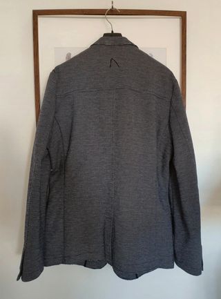 Blazer cinzento azulado de meia estação.