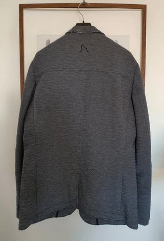 Blazer cinzento azulado de meia estação.