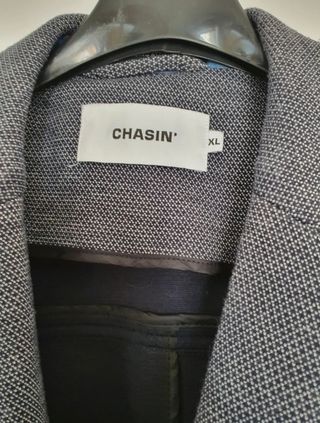 Blazer cinzento azulado de meia estação.