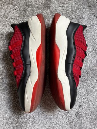 Zapatillas rojas y negras de Zara