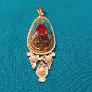 Anillo Art Déco Rubi y perlas y Oro 18 kl.