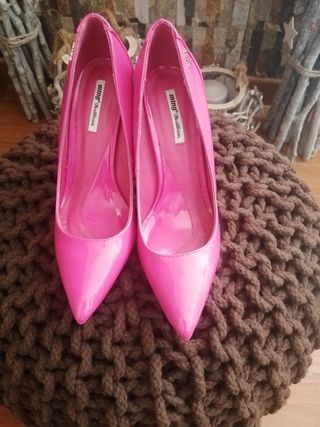 Preciosos zapatos fucsia de charol. MTG. Nuevos