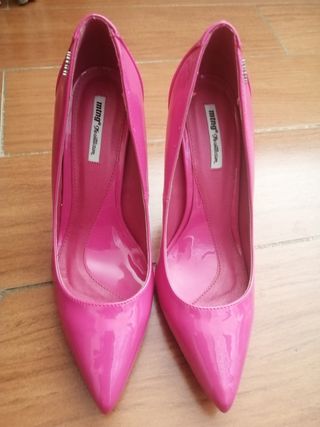 Preciosos zapatos fucsia de charol. MTG. Nuevos