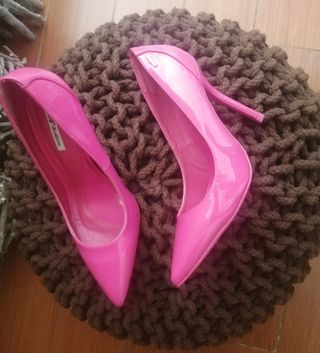 Preciosos zapatos fucsia de charol. MTG. Nuevos
