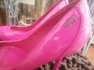 Preciosos zapatos fucsia de charol. MTG. Nuevos