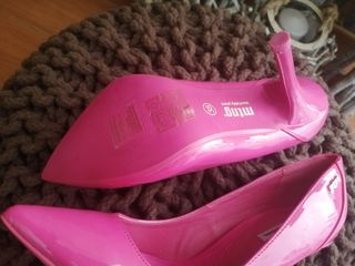 Preciosos zapatos fucsia de charol. MTG. Nuevos