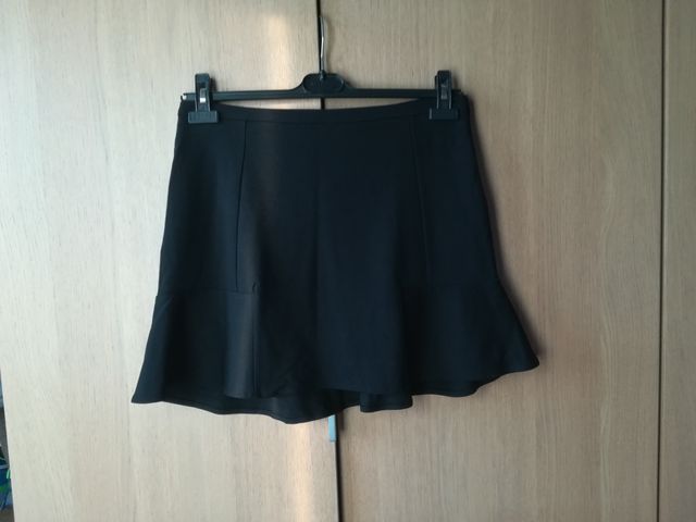 Faldilla curta negra Mango