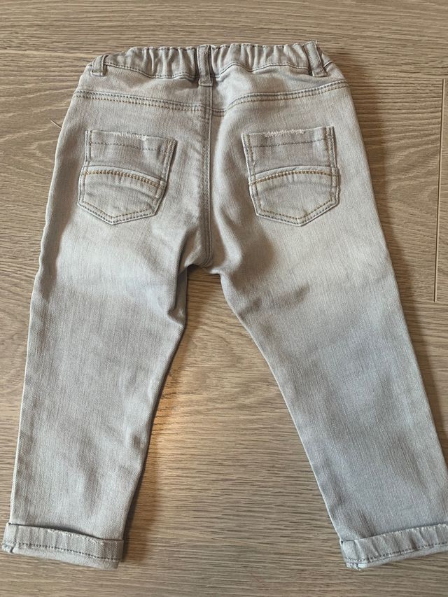 Pantalón vaquero gris con bordado de flores. 18-24