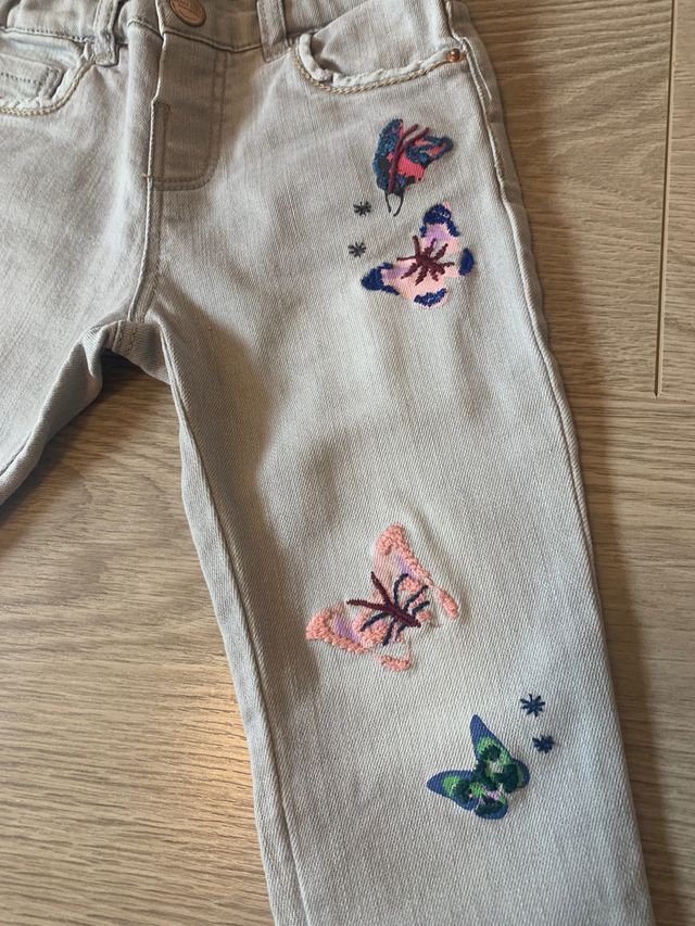 Pantalón vaquero gris con bordado de flores. 18-24