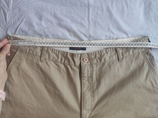 Pantalón chino de hombre de Zara.