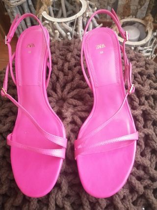 Sandalias fucsia Zara. Nuevas