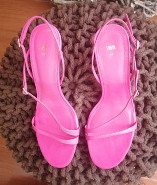 Sandalias fucsia Zara. Nuevas