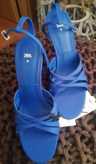 Sandalias azulonas Zara. Nuevas