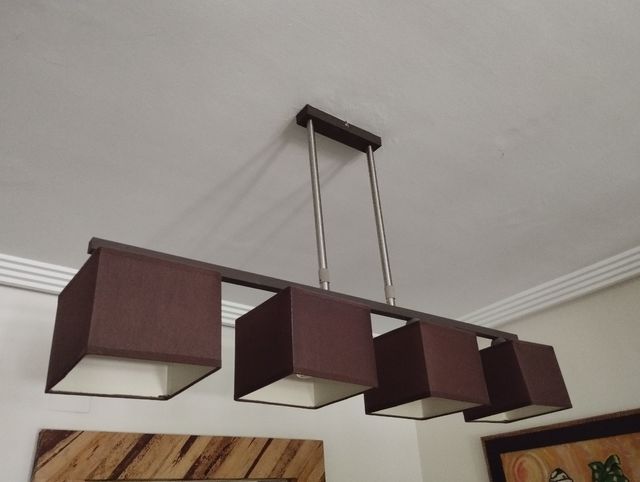 Lampara de techo, color wengue de cuatro bombillas