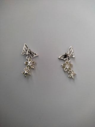 Conjunto mariposa con flores plata de ley