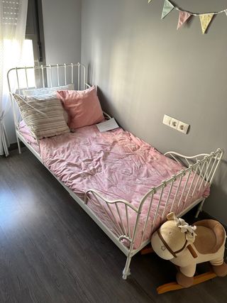 Cama niño extensible sin usar, con colchón.