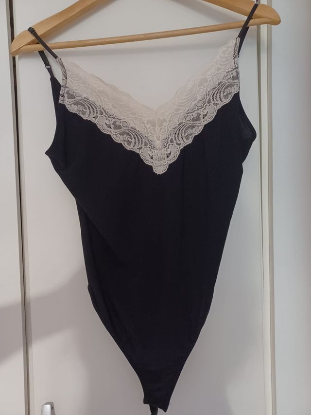 Body negro encaje blanco