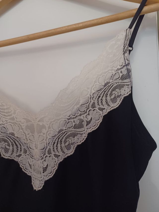 Body negro encaje blanco