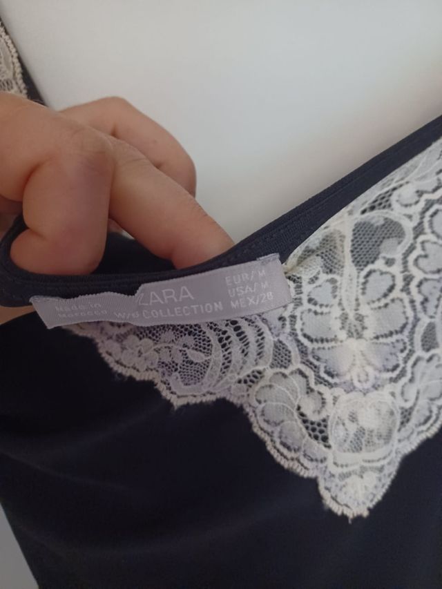 Body negro encaje blanco