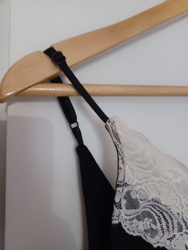 Body negro encaje blanco