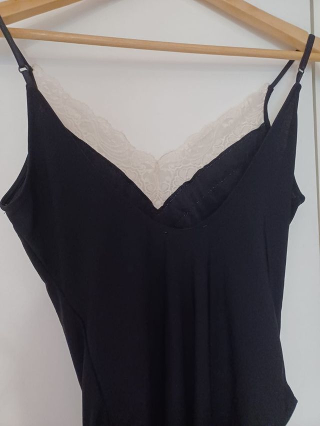 Body negro encaje blanco