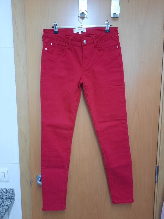 pantalones pitillo rojos Mango nuevos