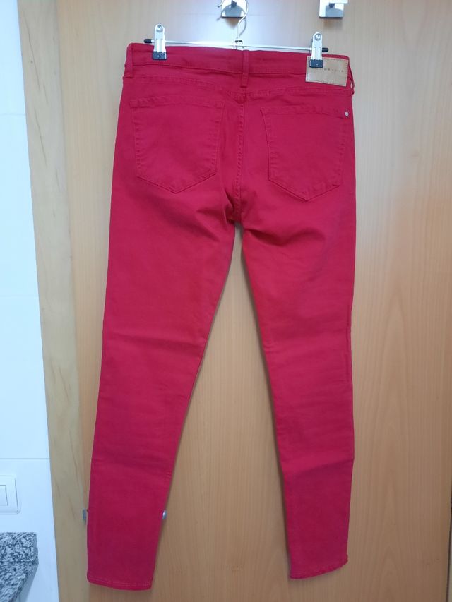 pantalones pitillo rojos Mango nuevos
