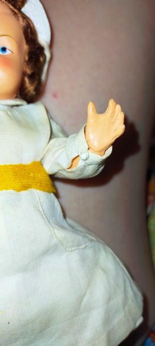 Antigua muñeca enfermera. ver fotos y descripción.