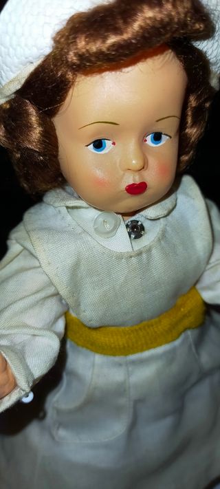 Antigua muñeca enfermera. ver fotos y descripción.