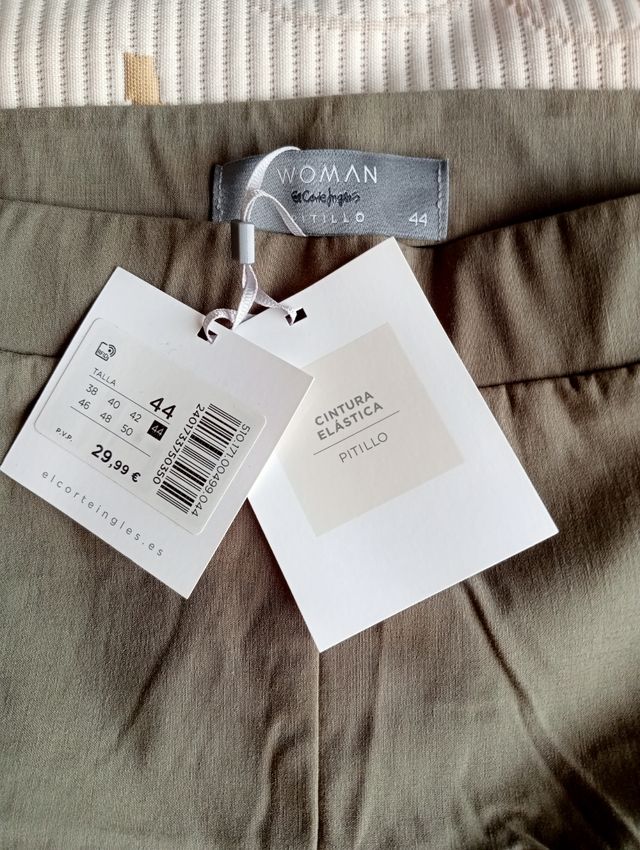 Pantalón pitillo color kaki.