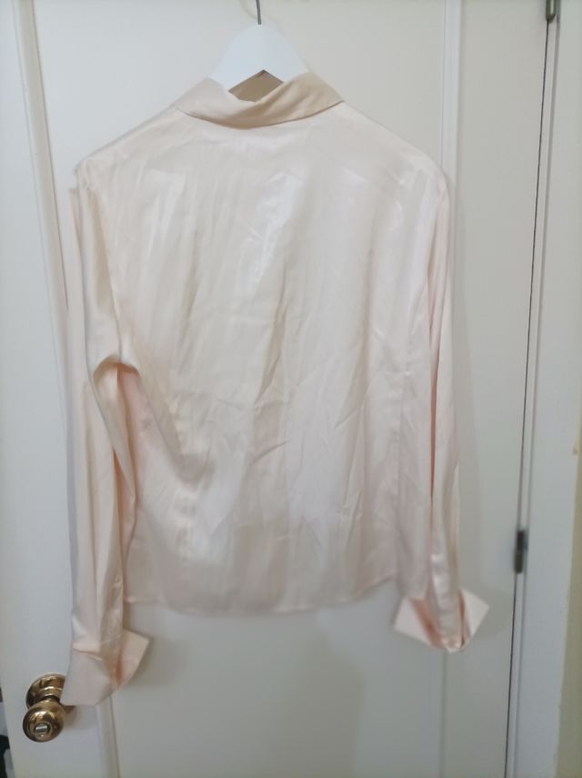 Blusa satén color crema marca Cortefiel.