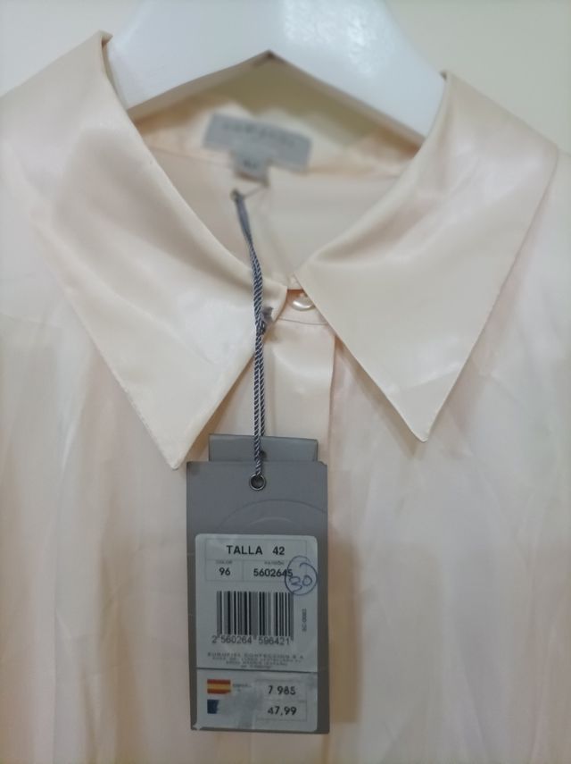 Blusa satén color crema marca Cortefiel.